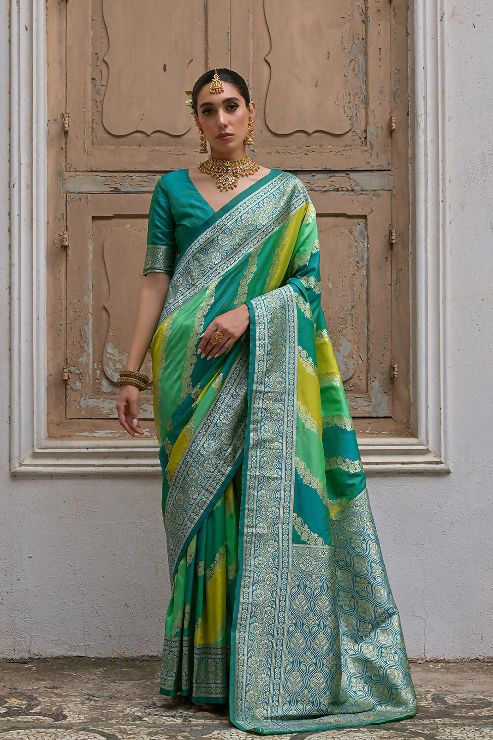 Vishnu Weaves Women's Green Banarasi Silk Zari Woven Saree with Blouse - Swadesiicart