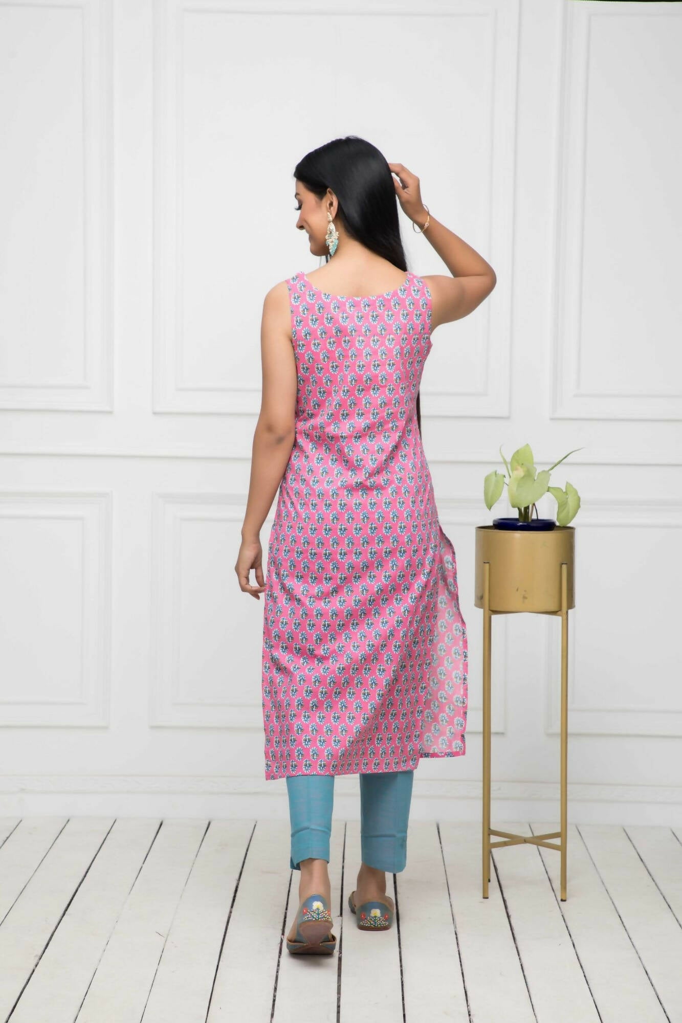 Myshka Women Pink Solid Cotton Straight Round Neck Kurtas - Swadesiicart