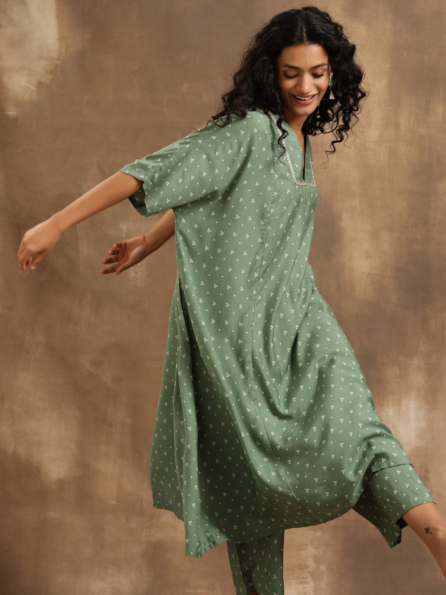 trueBrowns Light Green Bandhani Printed Silk Oversized Kurta Pant Set | Swadesiicart