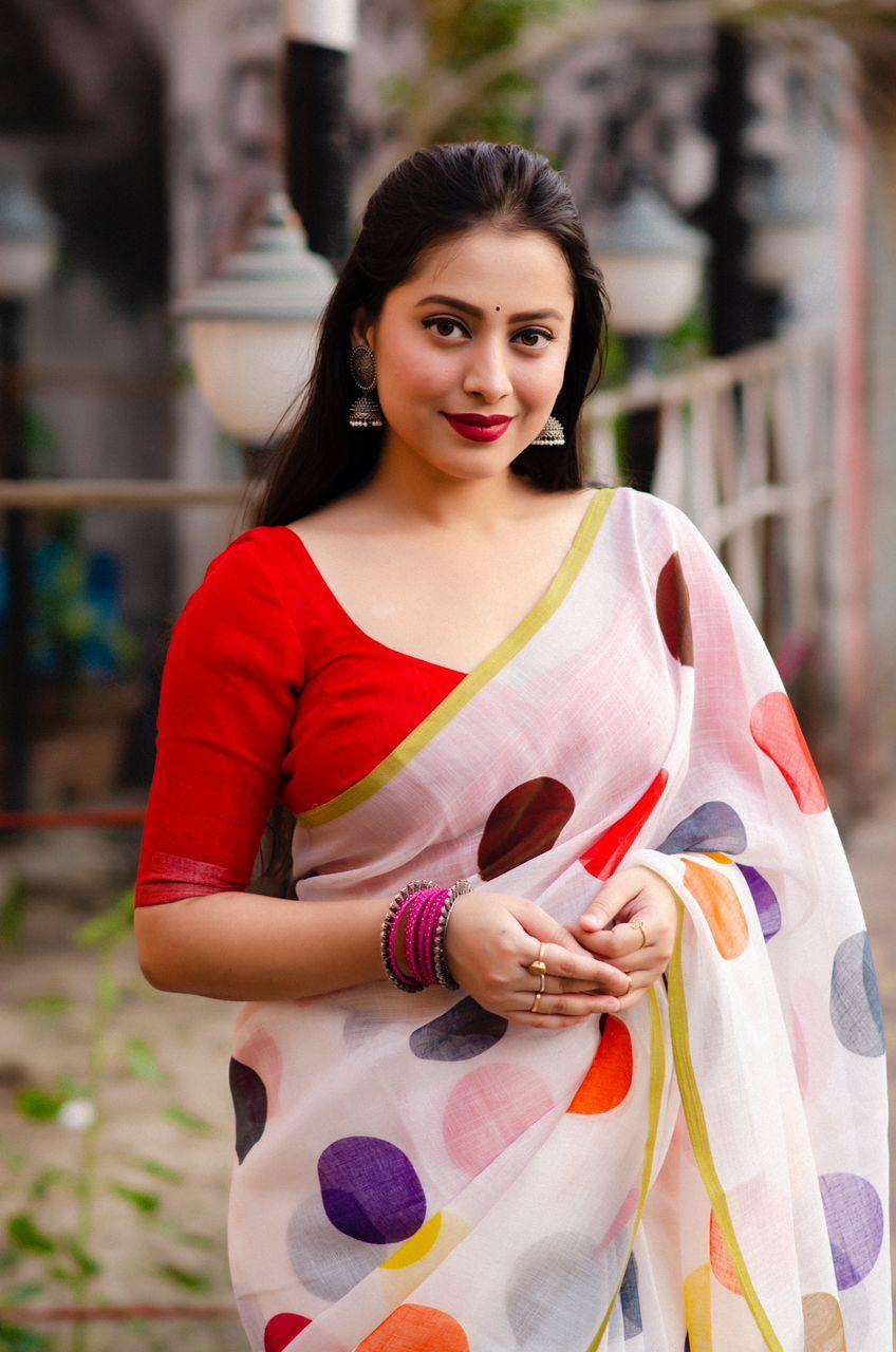 White Pure Linen Ethnic Motifs Saree with Unstitched Blouse - Hiral Fashion | Swadesiicart