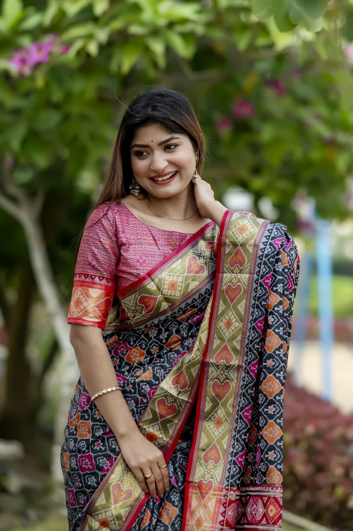Vishnu Weaves Women's Black Banarasi Silk Saree with Blouse - Swadesiicart