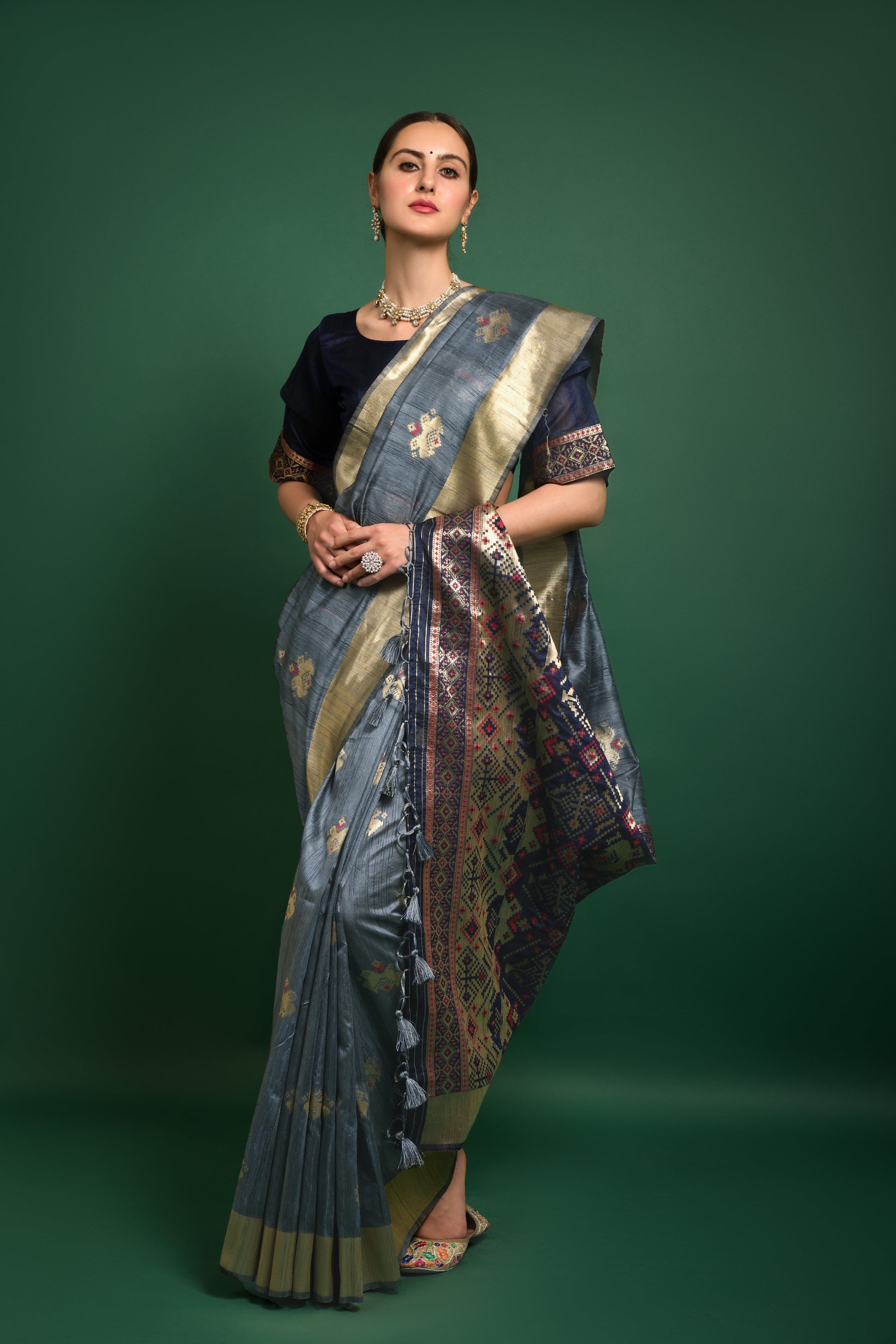 Vishnu Weaves Women's Grey Tussar Silk Zari Woven Saree with Blouse - Swadesiicart