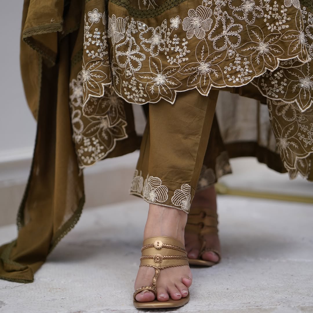 Lorenvalley Brown Cotton Silk Embroidered And Chikan Lace Work Kurta Set - Swadesiicart