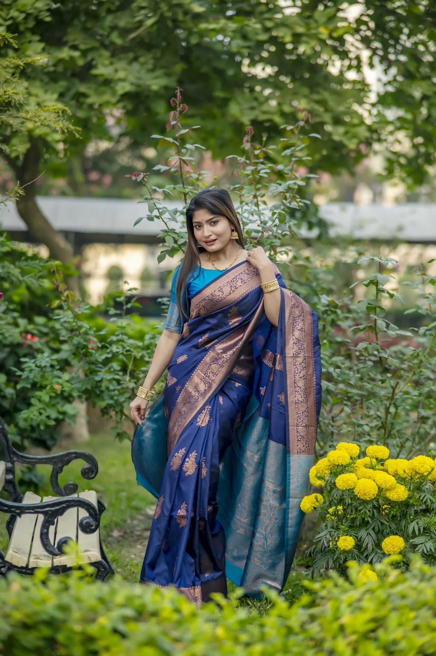 Vishnu Weaves Women's Navy Banarasi Silk Saree with Blouse - Swadesiicart