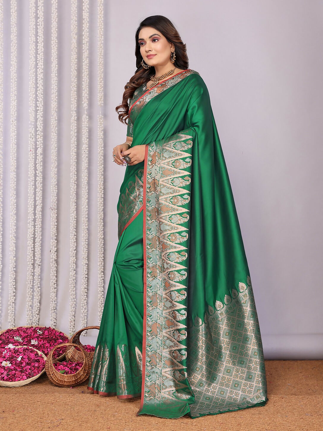 Joban Fashion Banarasi Pine Green Jacquard Woven Soft Silk Saree | Swadesiicart