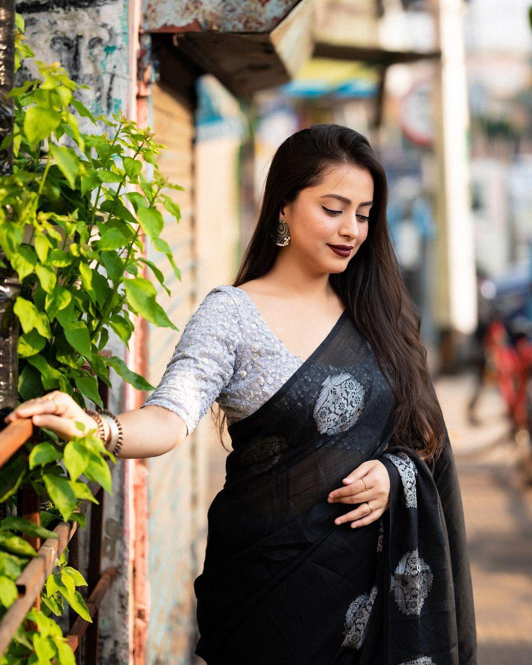 Black Pure Linen Woven Design Saree with Unstitched Blouse - Hiral Fashion | Swadesiicart