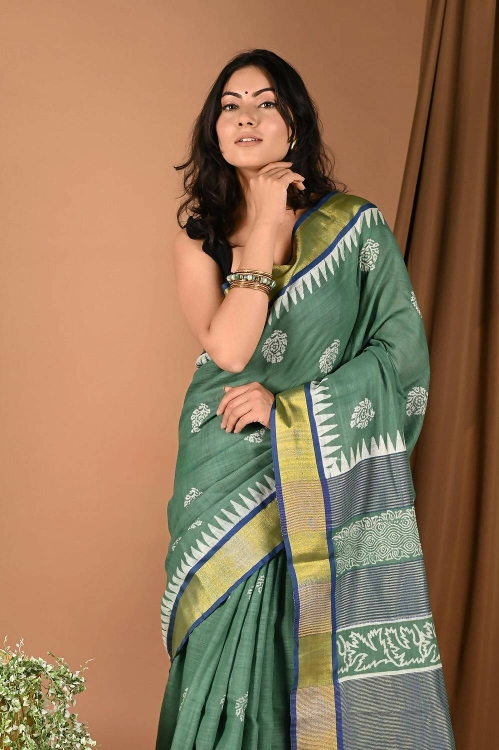 Very Much Indian Pure Cotton Handloom Saree With Intricate Borders - Green | Swadesiicart