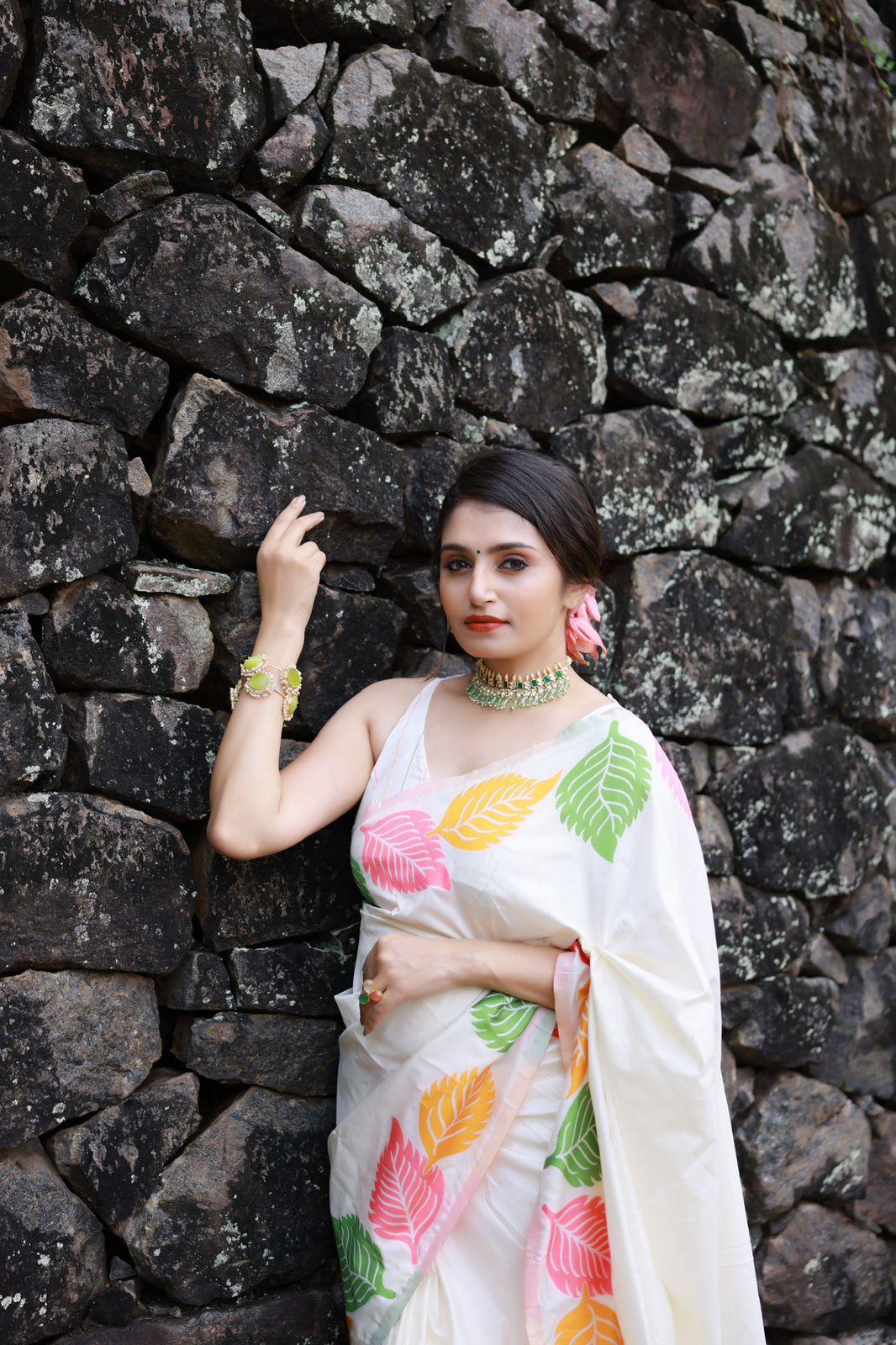 White Pure Silk Woven Design Saree with Unstitched Blouse - Hiral Fashion | Swadesiicart