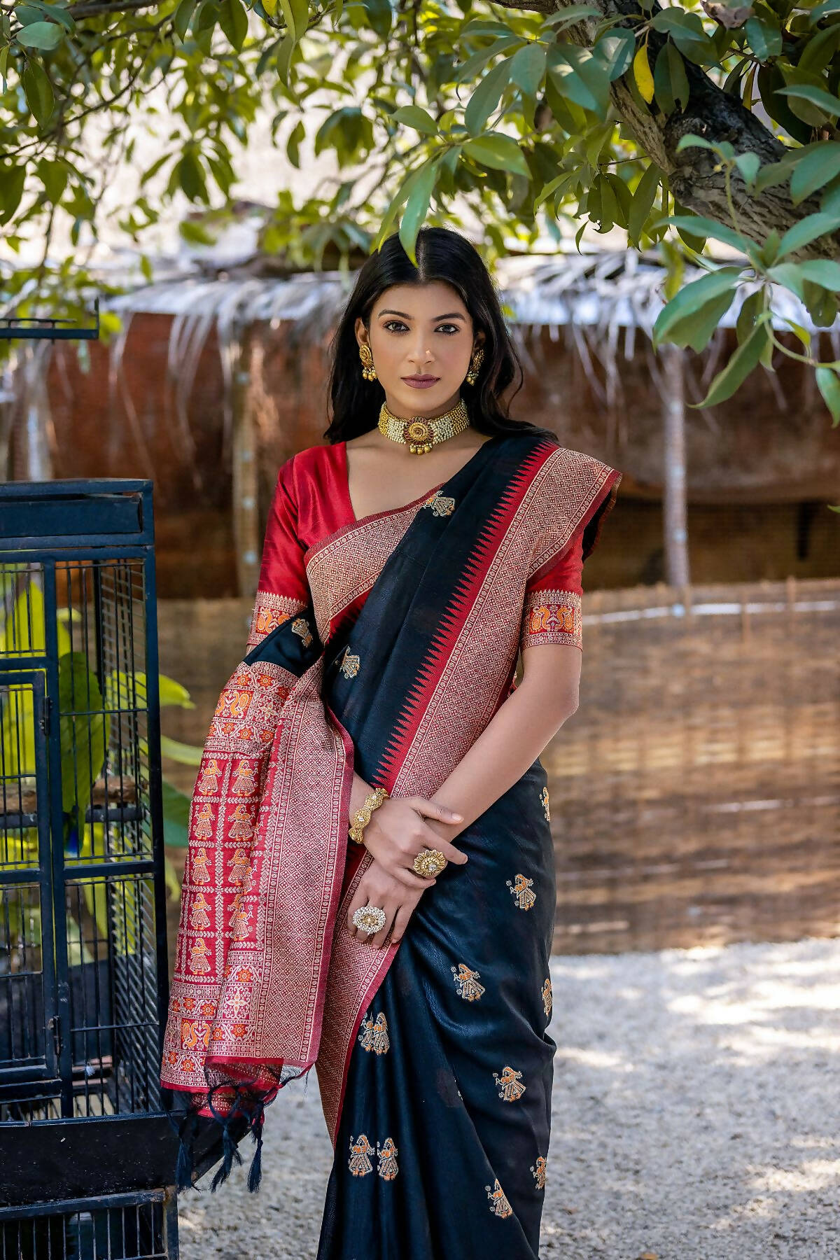 Vishnu Weaves Women's Black Tussar Silk Zari Woven Saree with Blouse - Swadesiicart