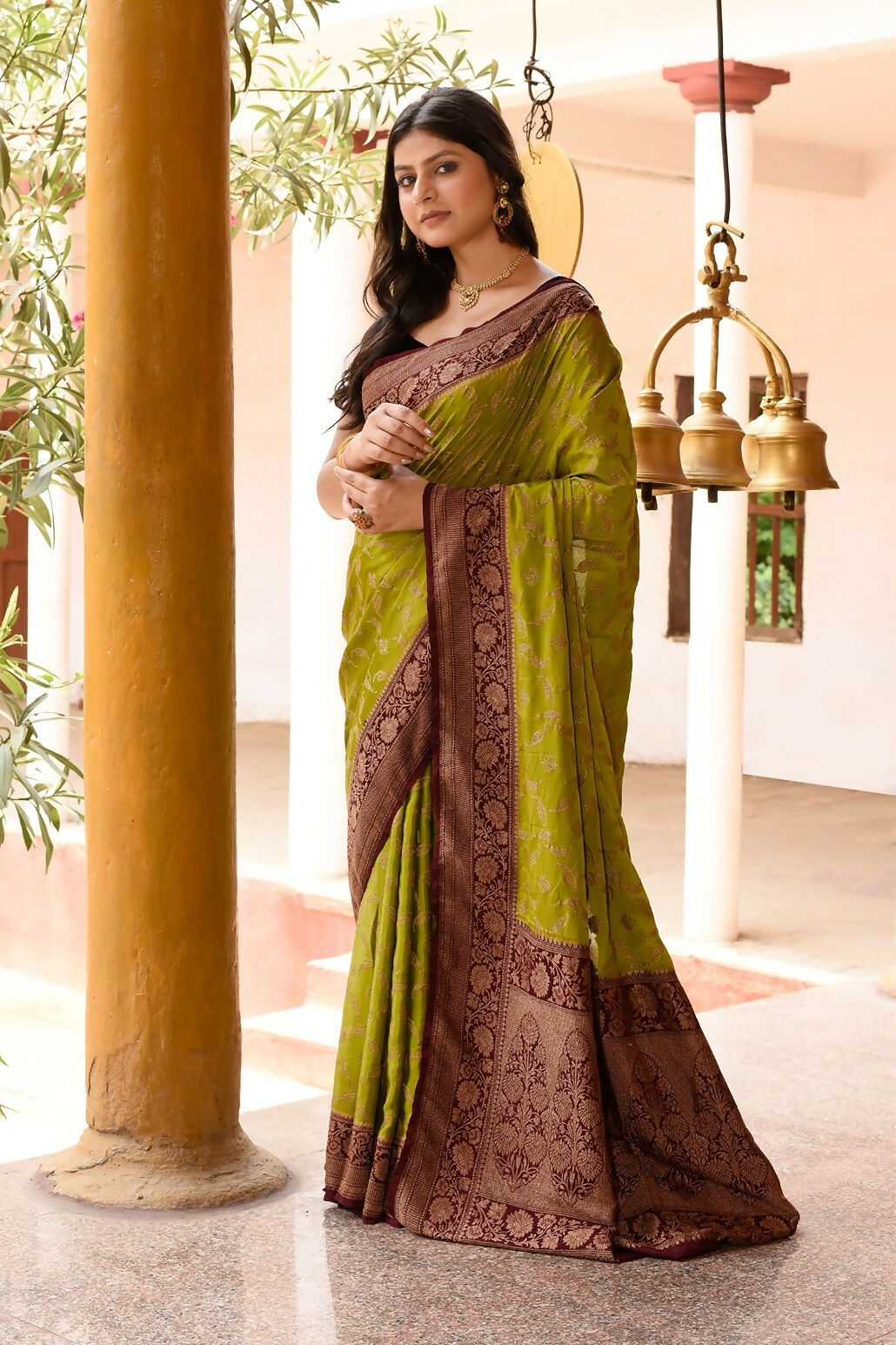 Joban Fashion Grass Green Crepe Chiffon Pure Handloom Banarasi Silk Saree | Swadesiicart