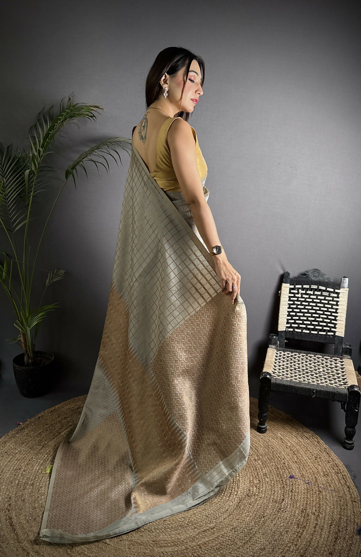 Joban Fashion Grey Banarasi Soft Lichi Silk Checks & Woven Saree | Swadesiicart