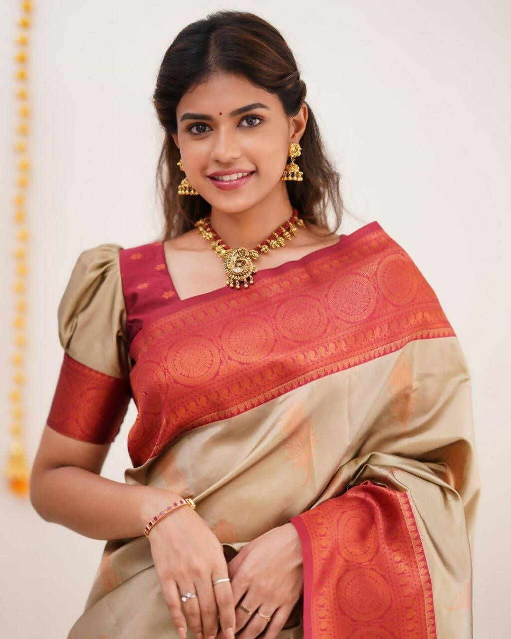 DEIANA'S Beautiful Designer Golden zari Soft Lichi Silk Saree - Cream - Swadesiicart