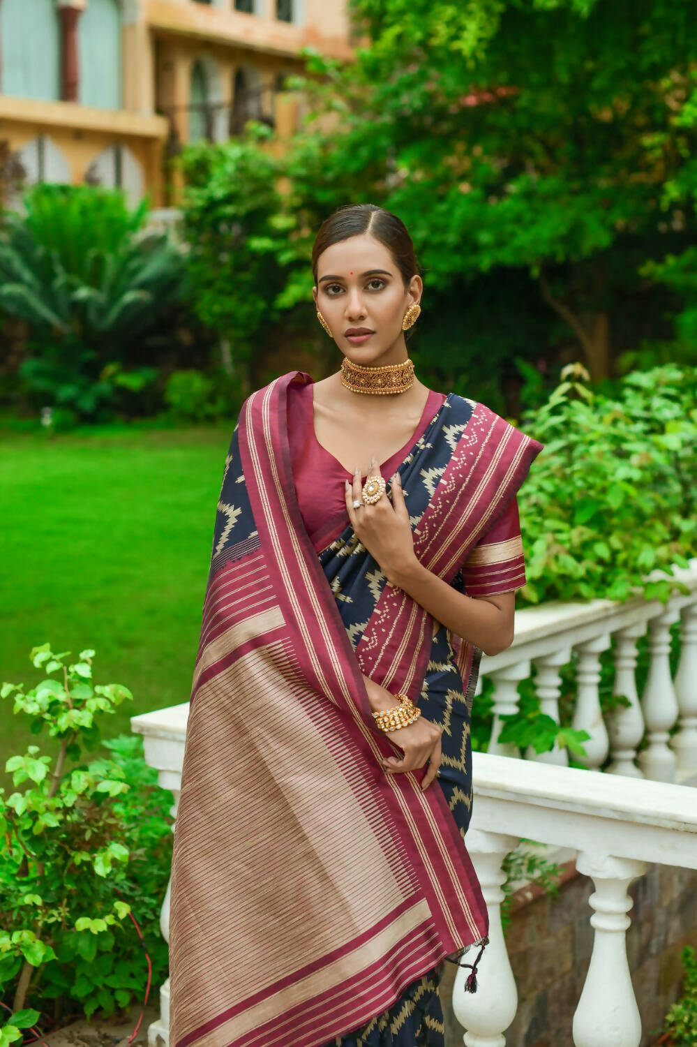 Vishnu Weaves Women's Navy Blue Handloom Raw Silk Zari Woven Saree with Blouse - Swadesiicart
