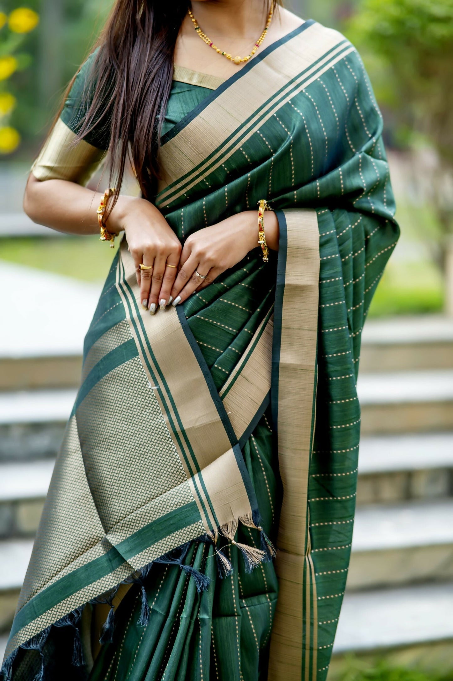 Vishnu Weaves Women's Green Raw Silk Saree with Blouse - Swadesiicart