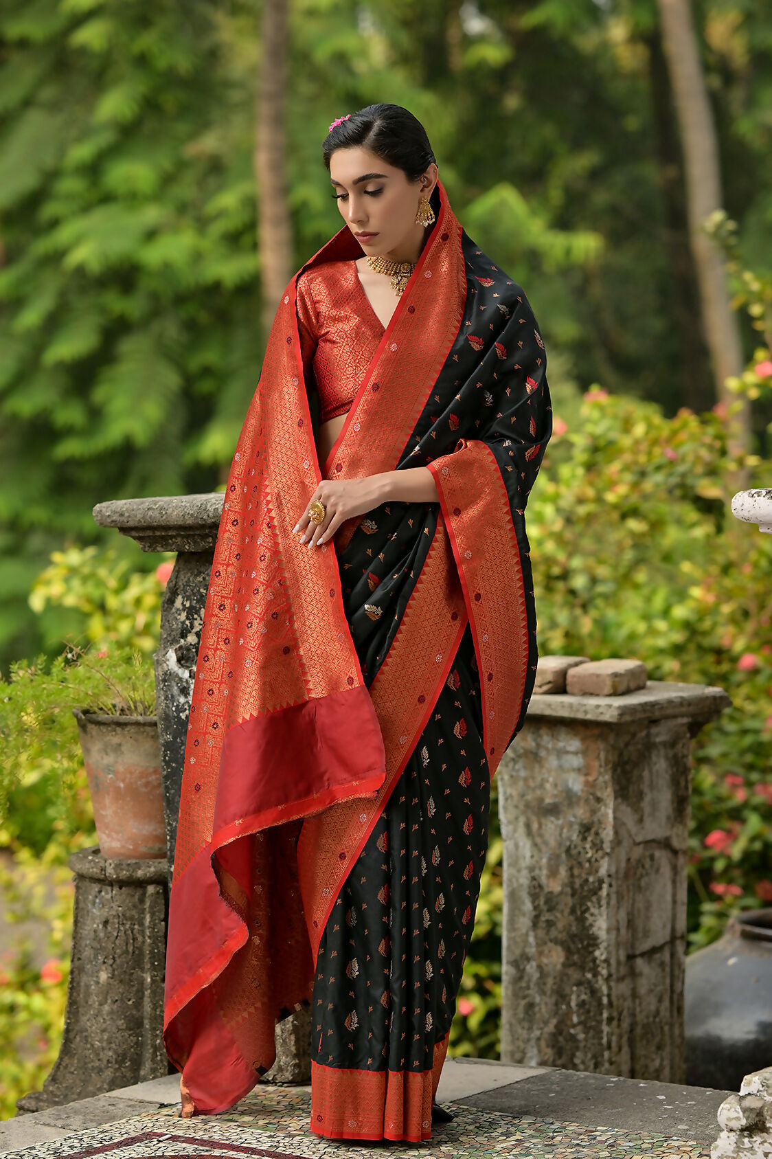 Vishnu Weaves Women's Black Banarasi Silk Zari Woven Saree with Blouse - Swadesiicart
