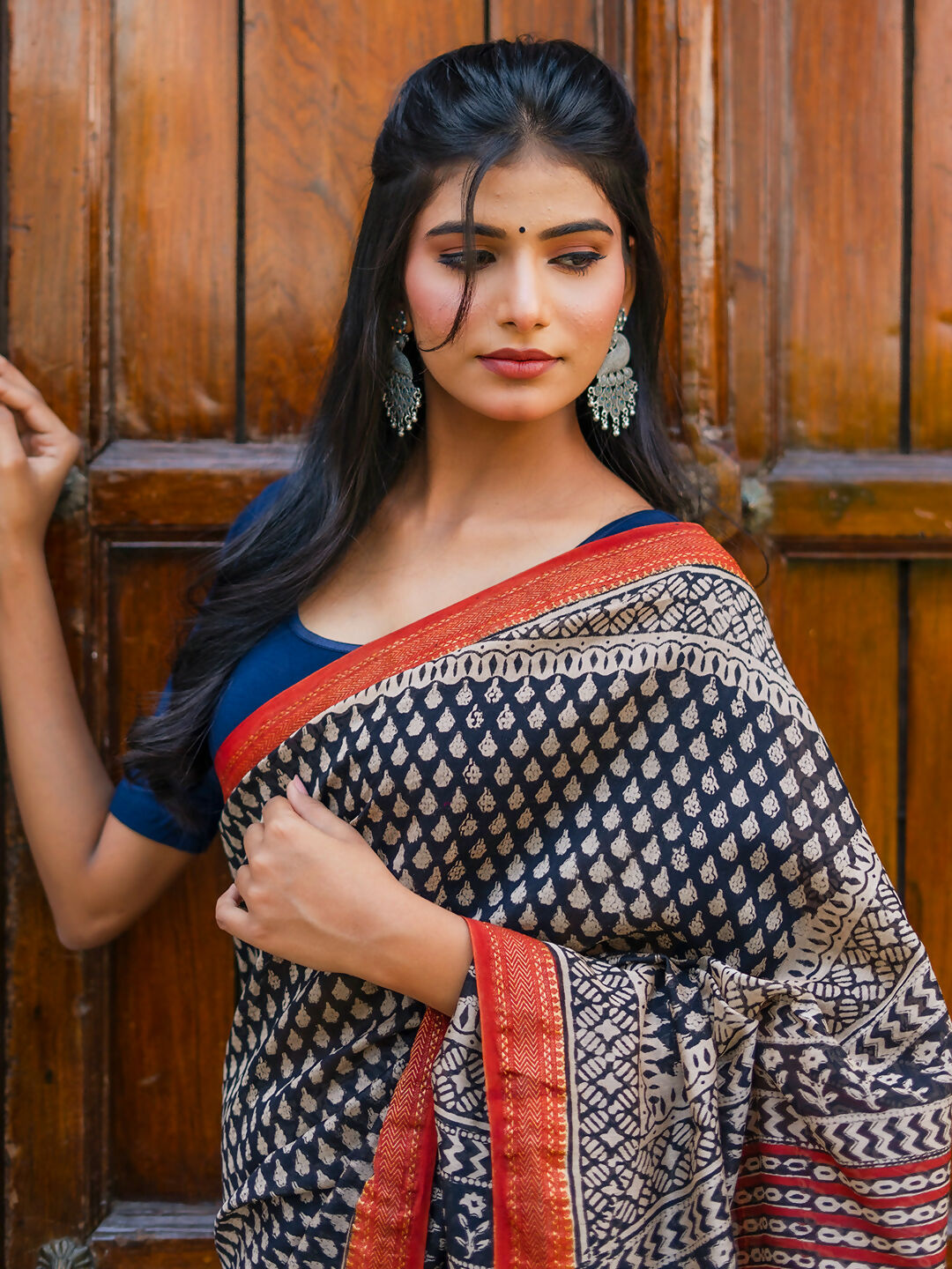 Zibaa Hand-Blocked Pure Maheshwari Silk Navy Blue Saree | Swadesiicart