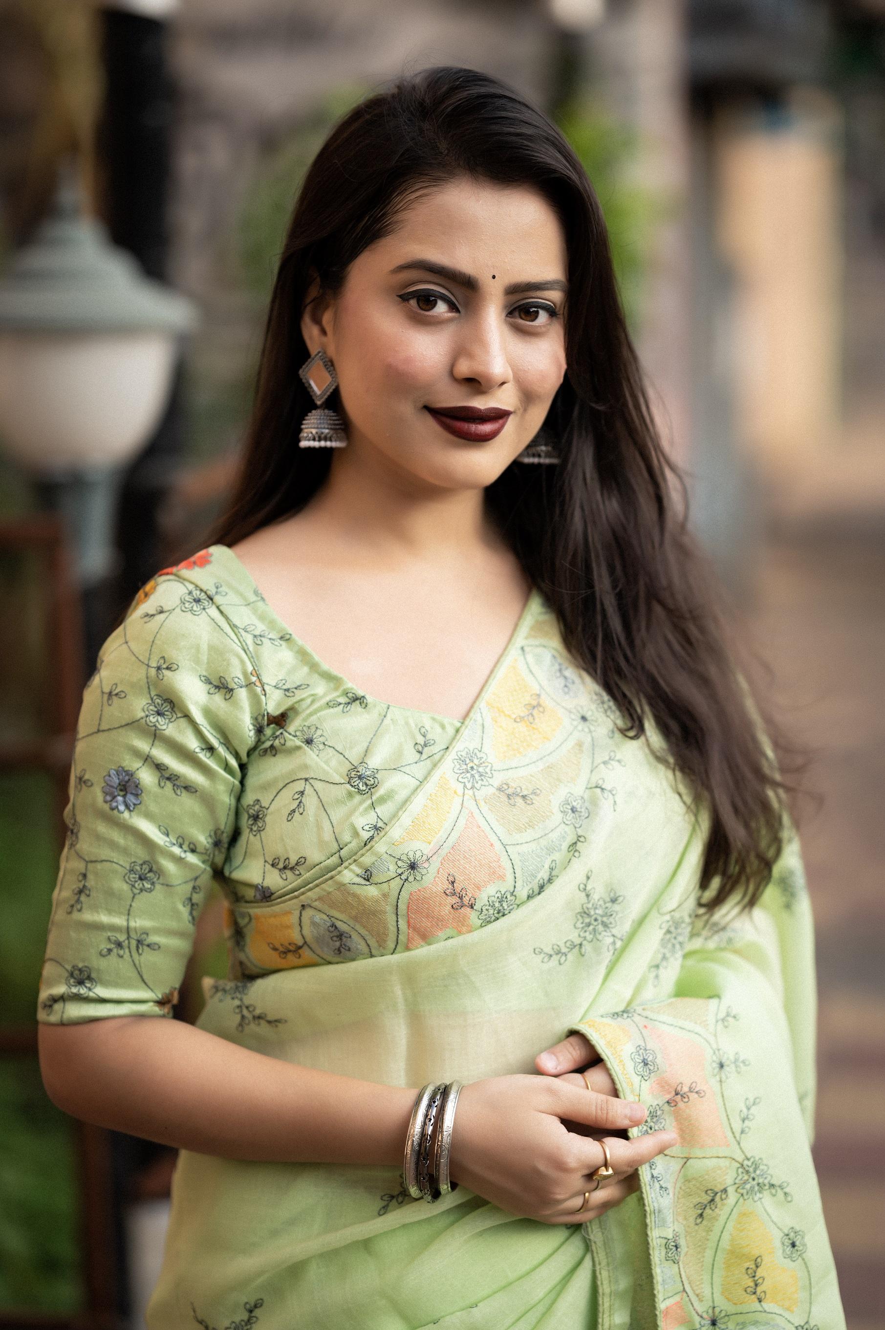 Green Pure Linen Ethnic Motifs Saree with Unstitched Blouse - Hiral Fashion | Swadesiicart