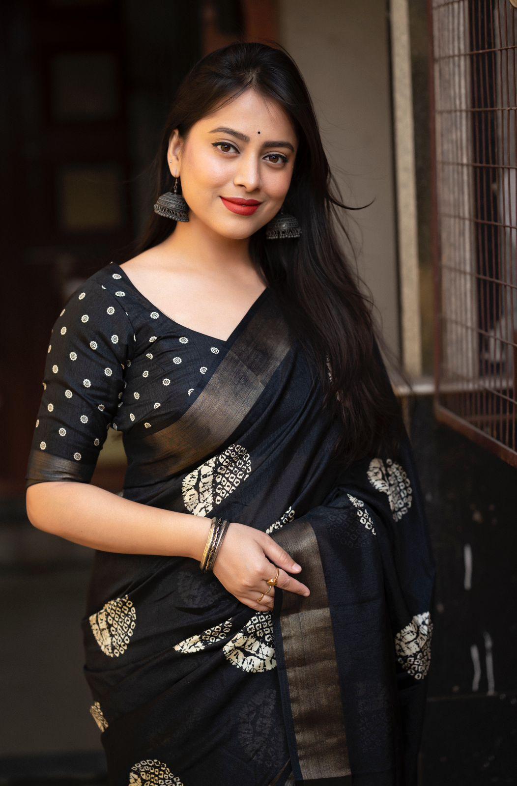 Black Cotton Crepe Batik Print Saree with Unstitched Blouse - Hiral Fashion | Swadesiicart