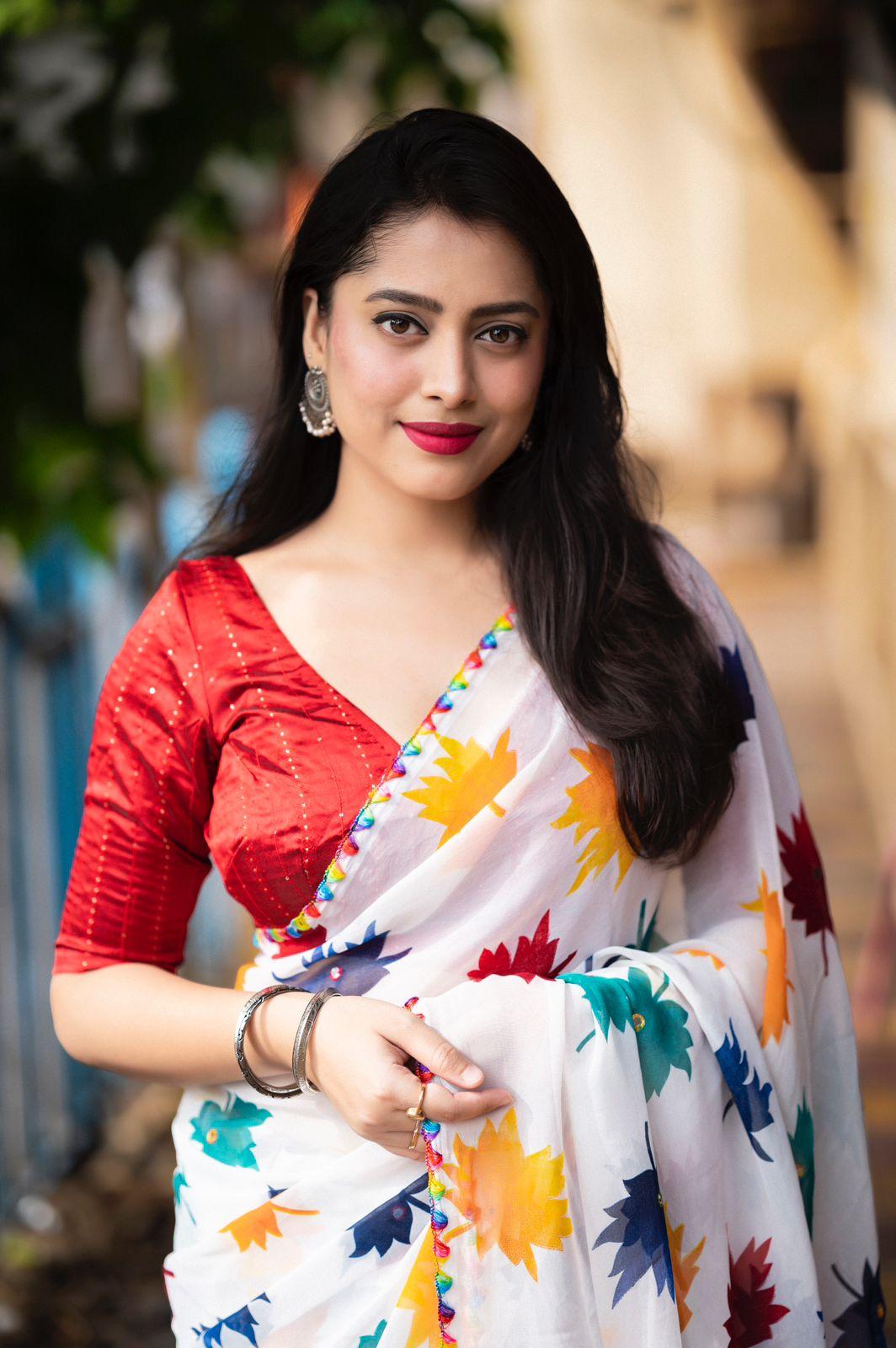 White Poly Georgette Ethnic Motifs Saree with Unstitched Blouse - Hiral Fashion | Swadesiicart
