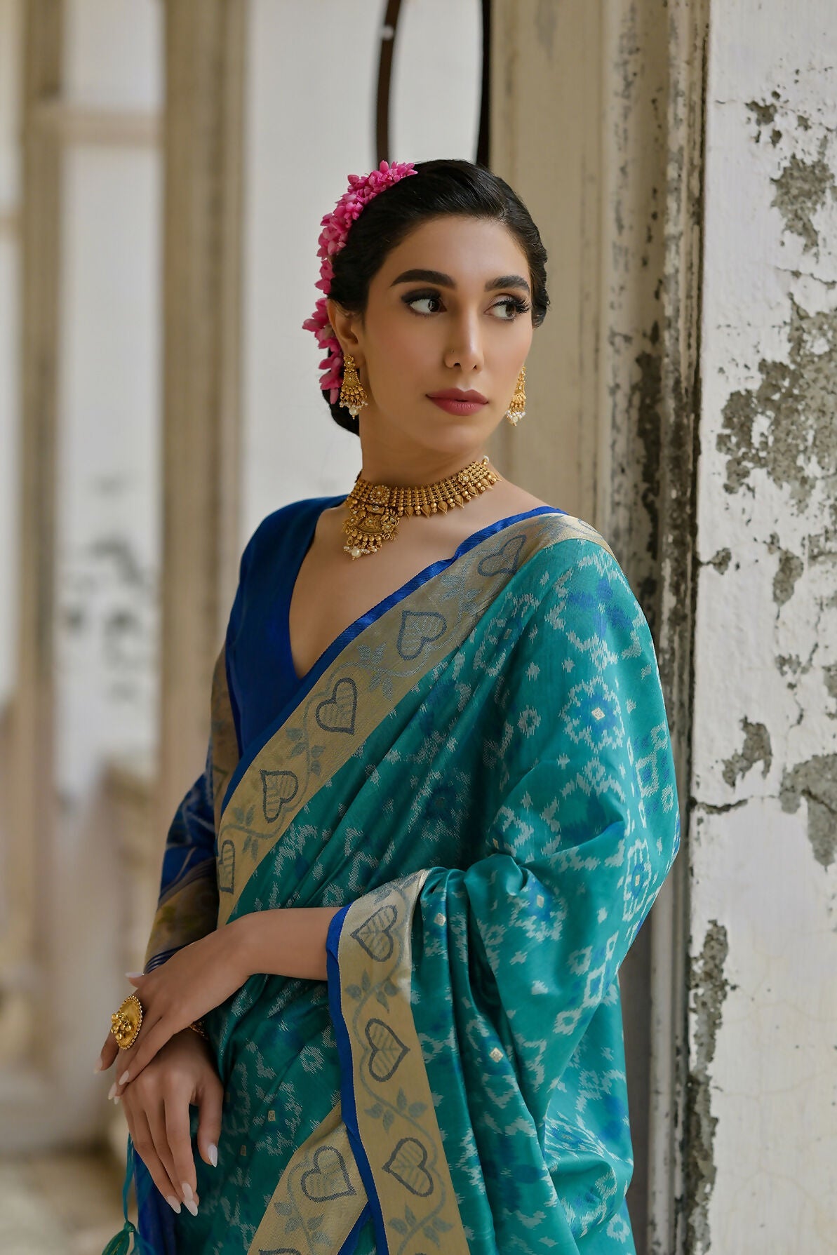 Vishnu Weaves Women's Firozi Raw Silk Thread Ikkat Woven Saree with Blouse - Swadesiicart