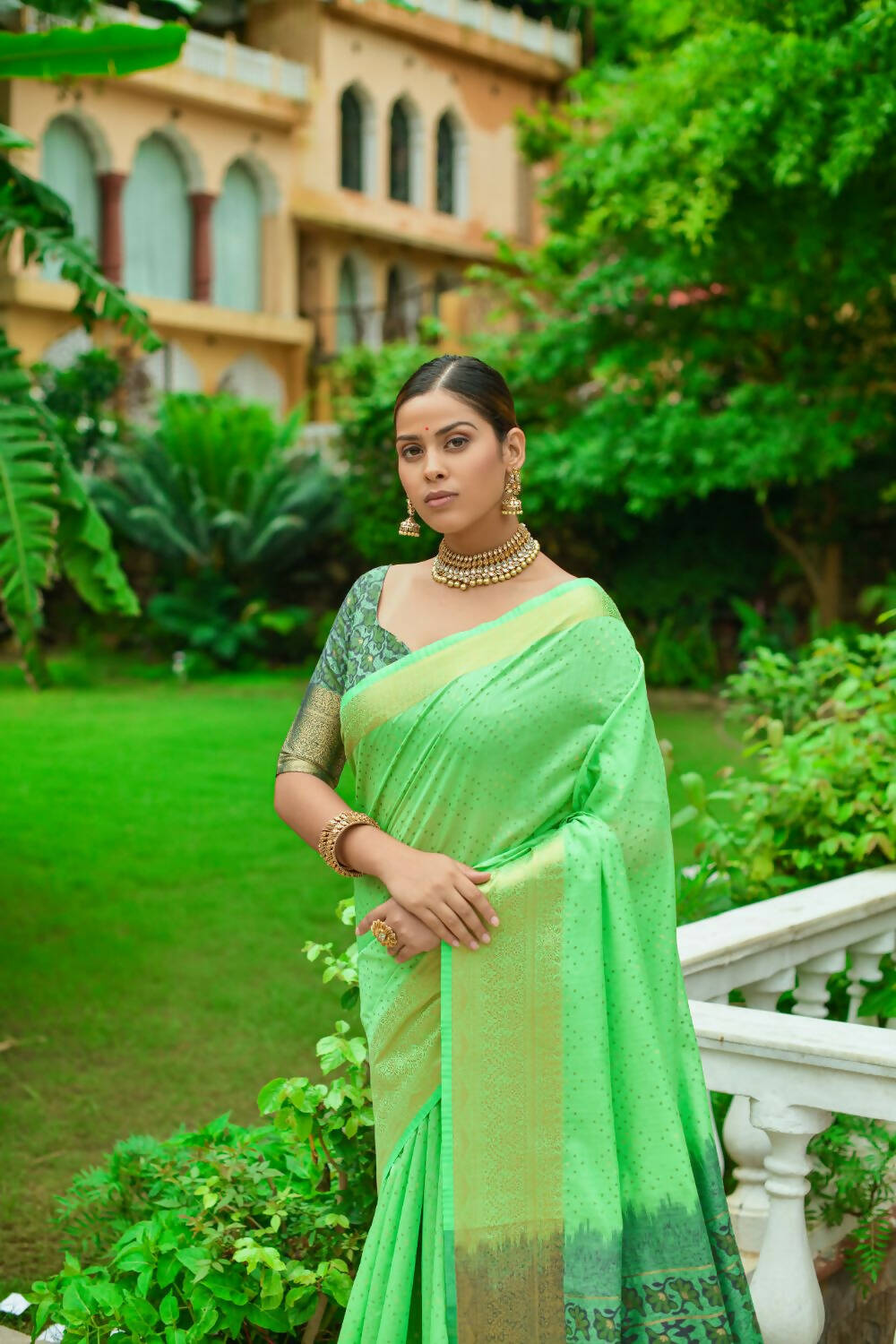 Vishnu Weaves Women's Green Linen Cotton Bandhani Woven Saree with Blouse - Swadesiicart