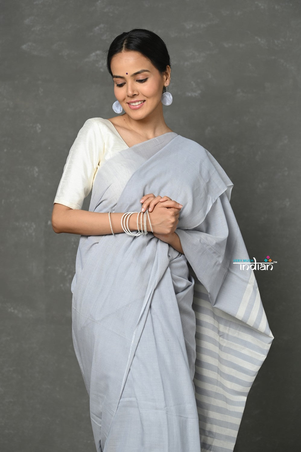 Very Much Indian Pure Mul Cotton Handloom Saree ~ Grey | Swadesiicart