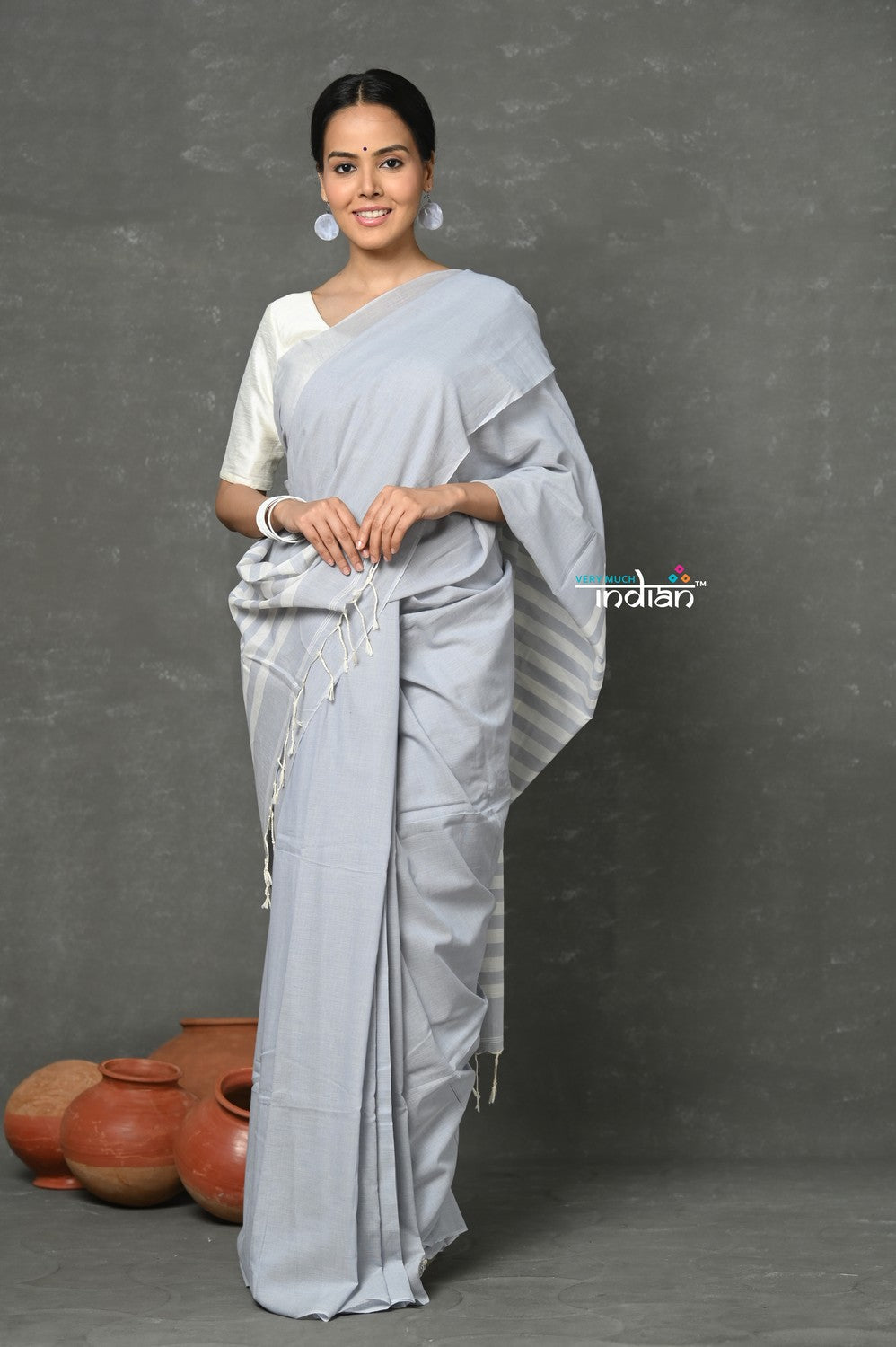 Very Much Indian Pure Mul Cotton Handloom Saree ~ Grey | Swadesiicart