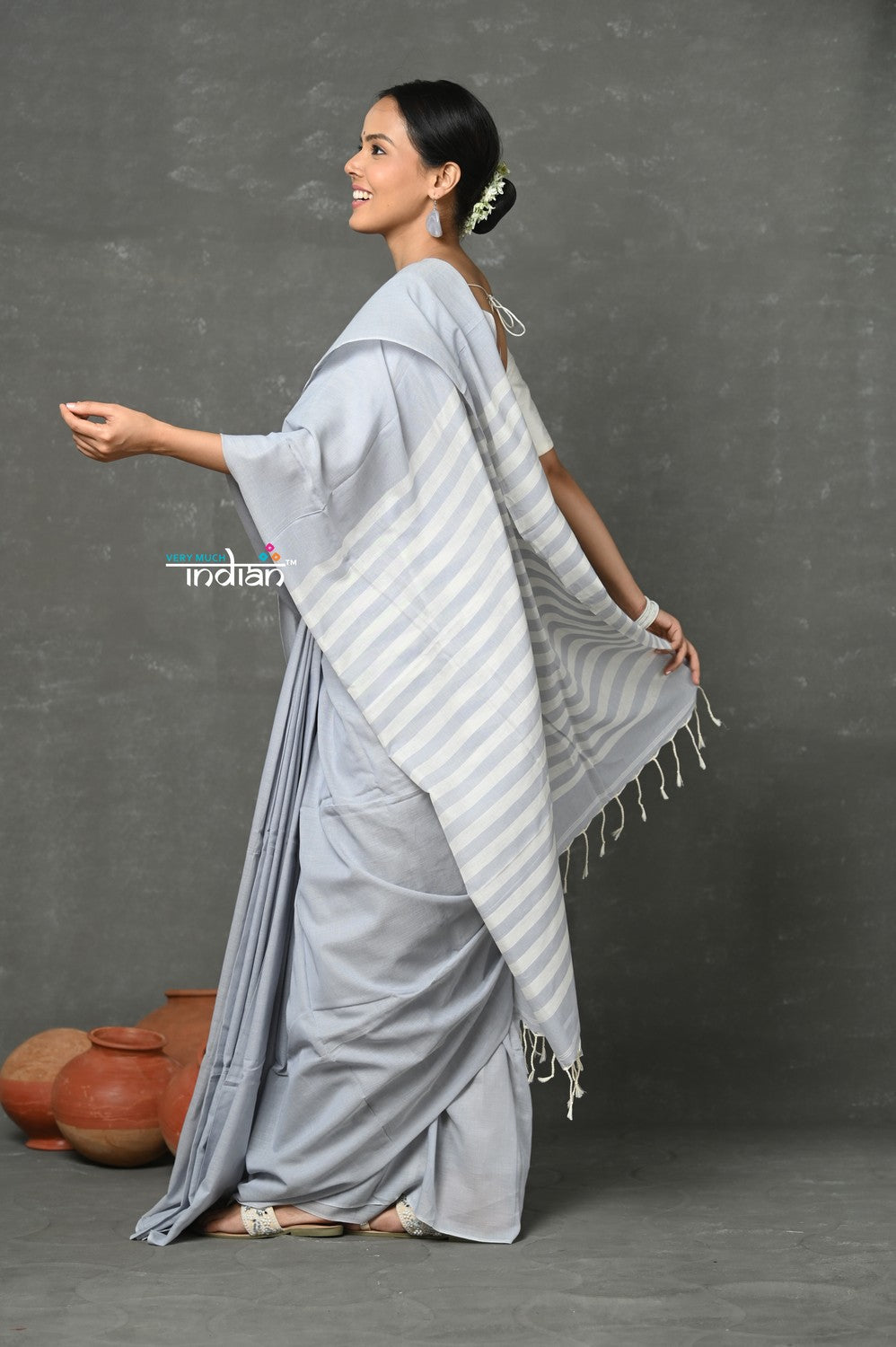 Very Much Indian Pure Mul Cotton Handloom Saree ~ Grey | Swadesiicart