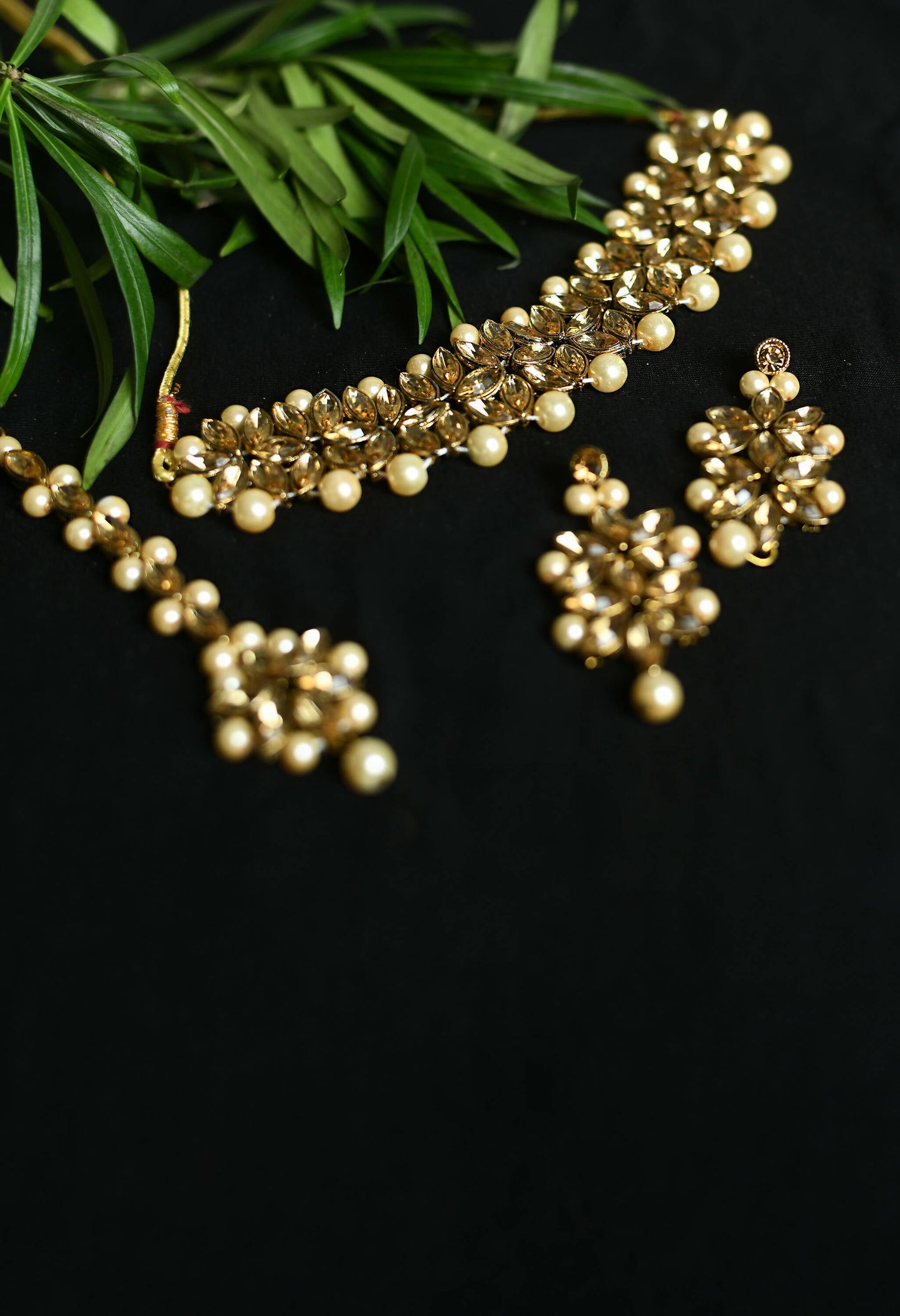 Mominos Fashion Johar Kamal Gold-Polished Brass Finish Kundan/Pearls Choker For Women (Golden) | Swadesiicart