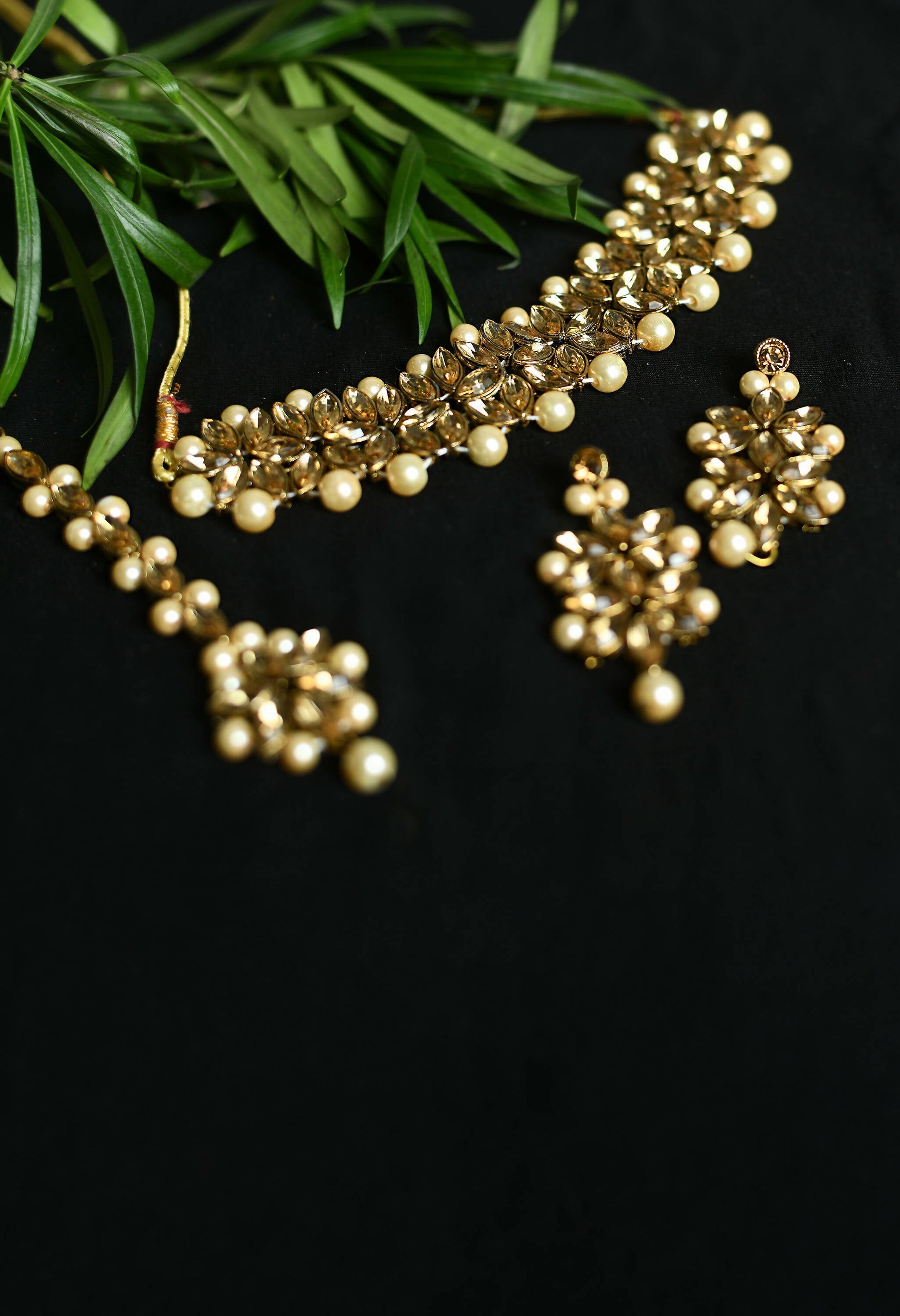 Mominos Fashion Johar Kamal Gold-Polished Brass Finish Kundan/Pearls Choker For Women (Golden) | Swadesiicart