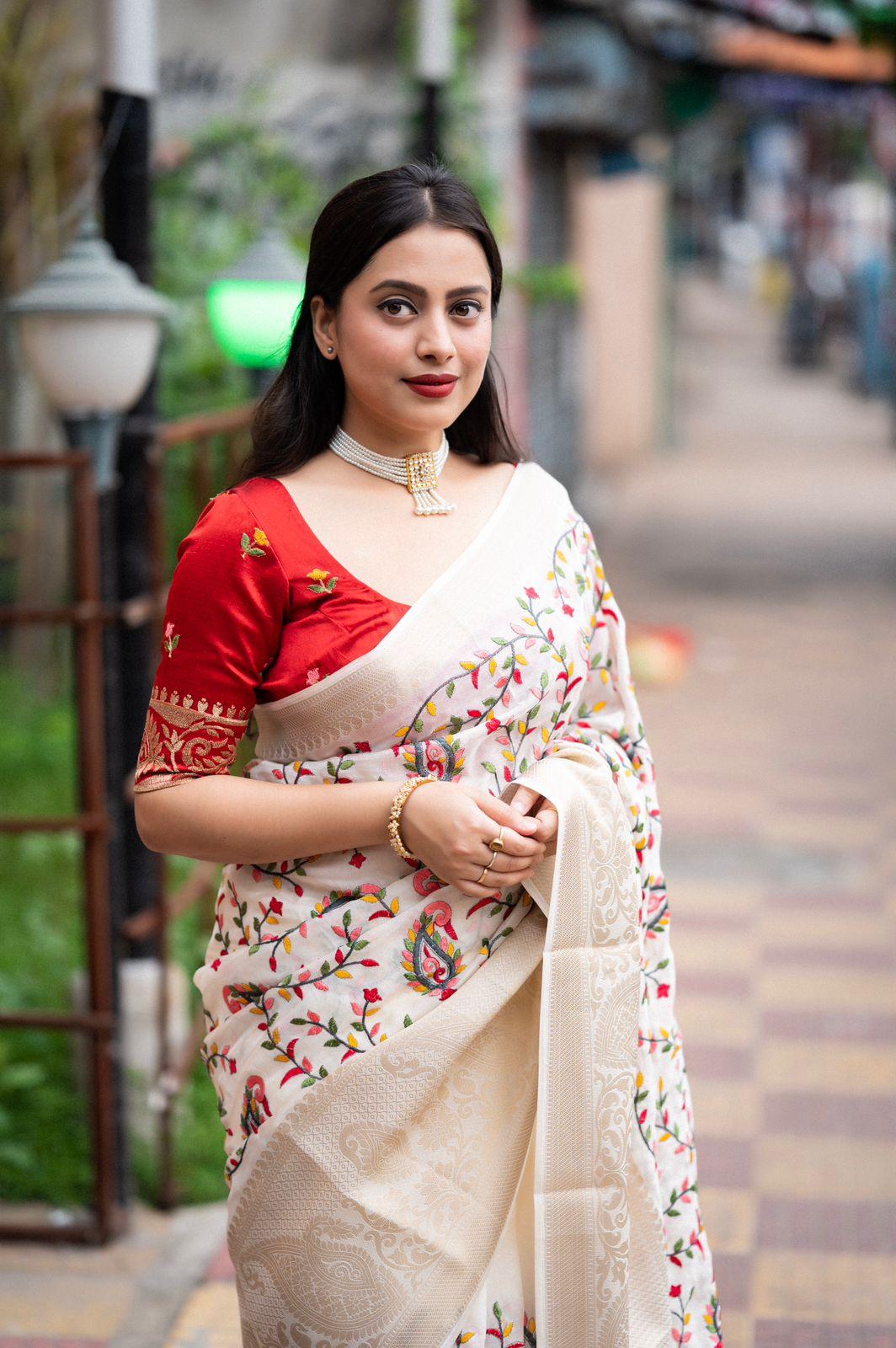 White Jute Silk Ethnic Motifs Saree with Unstitched Blouse - Hiral Fashion | Swadesiicart