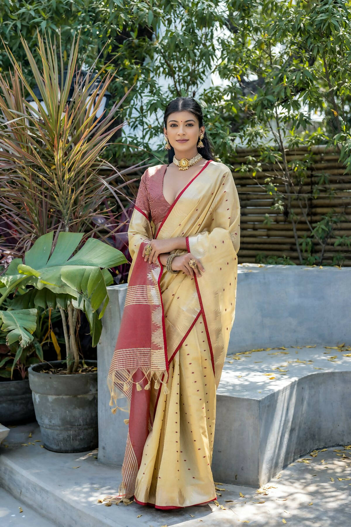 Vishnu Weaves Women's Cream Raw Silk Zari Woven Saree with Blouse - Swadesiicart
