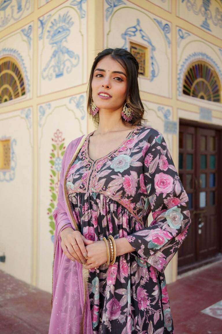 Vaasva Women Rani Muslin Embroidered Kurta, Pant & Dupatta Set | Swadesiicart