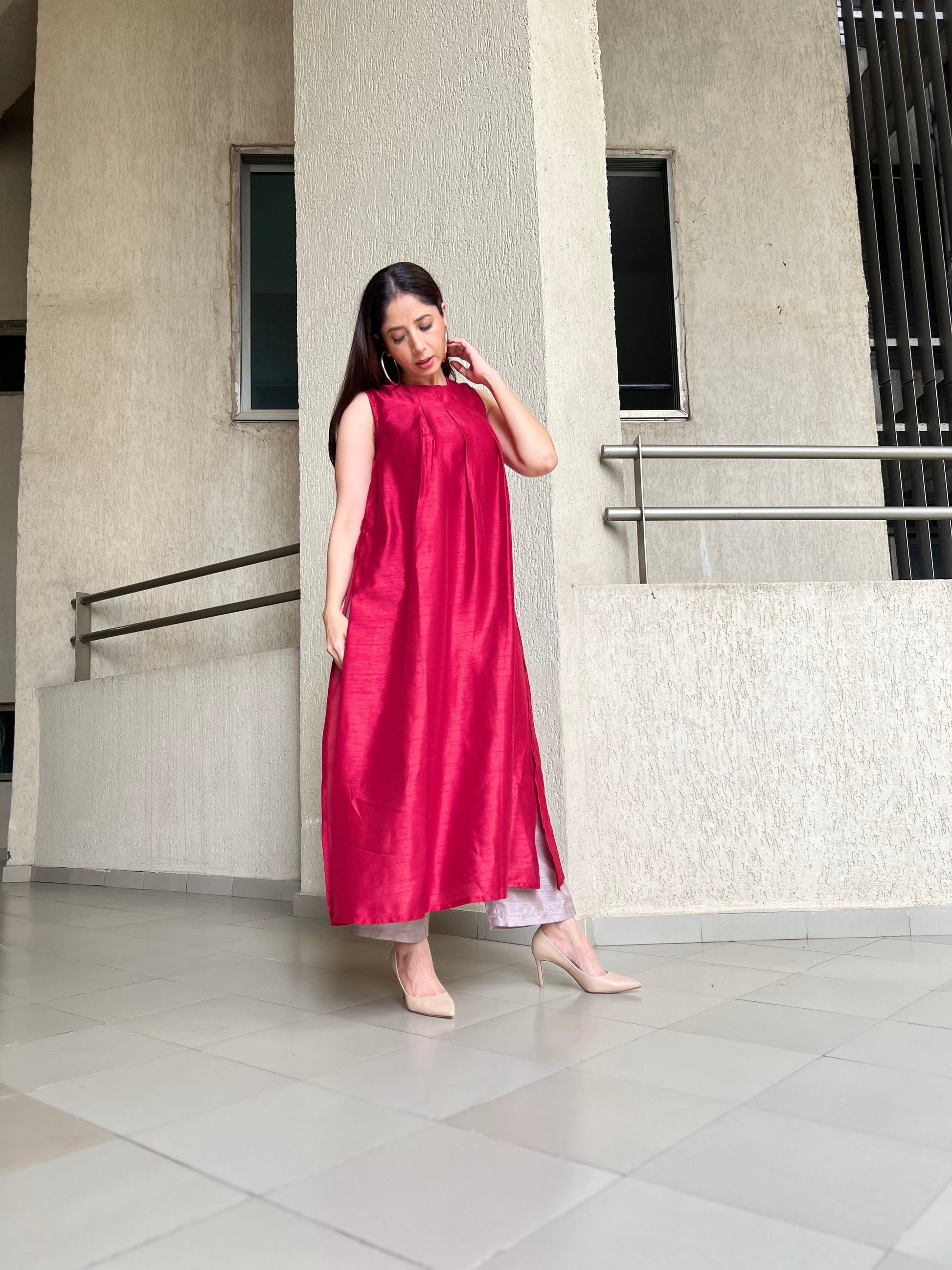 trueBrowns Maroon Textured Silk Sleeveless Kurta Pant Set | Swadesiicart