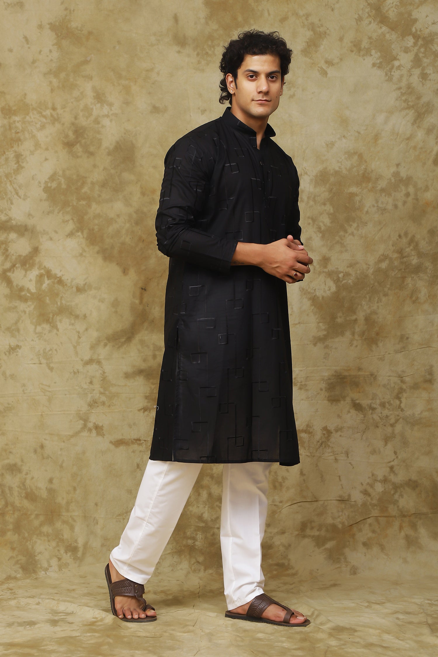 Bluesaanchi Men's Cotton Zari Embroidered Kurta Set - Black | Swadesiicart