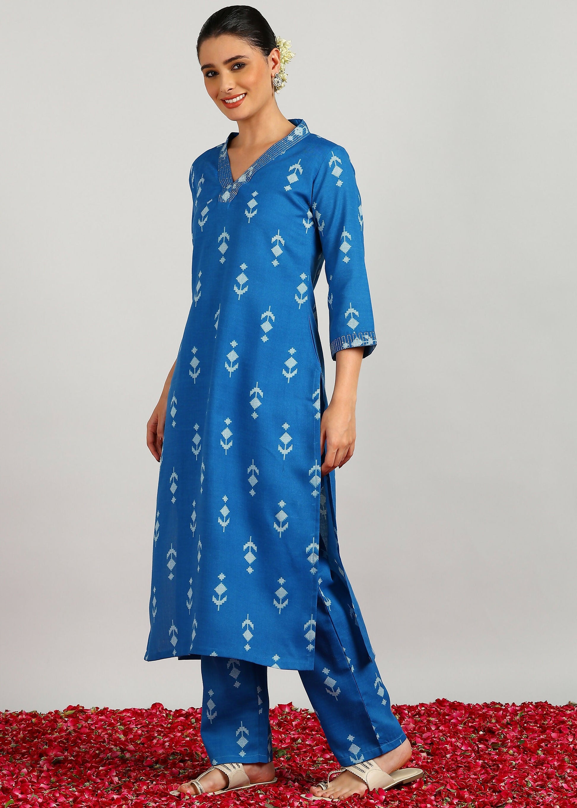 Aavyora Women's Blue Ikat Printed Ethnic Co-ord Set - Swadesiicart
