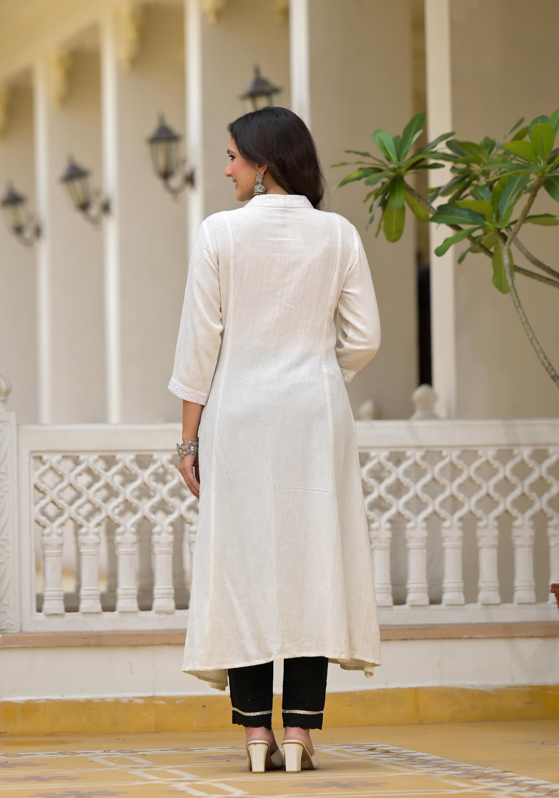 Juniper Off-White Solid Kurta With Mirror Work - Swadesiicart