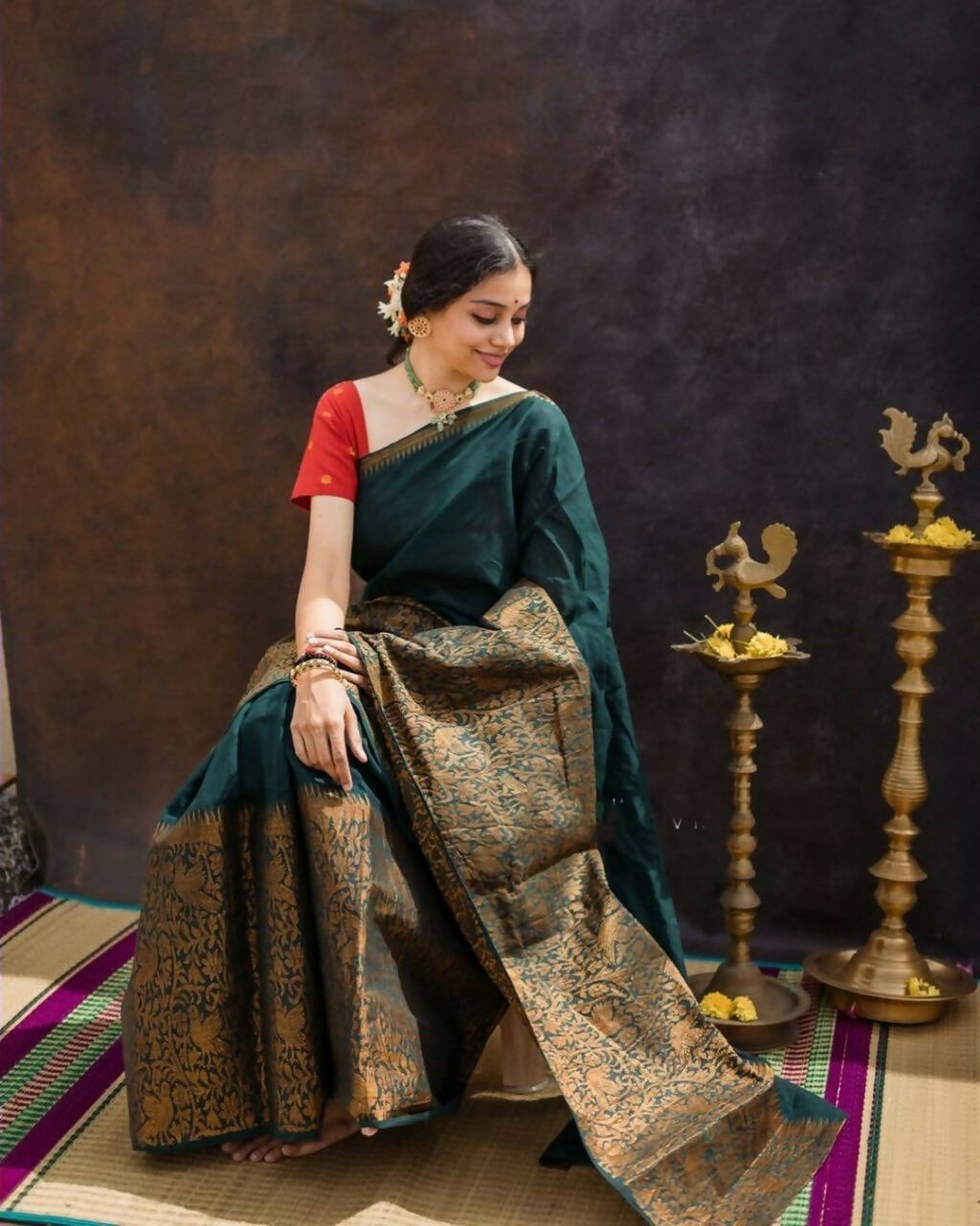 DEIANA'S Beautiful Designer Golden zari Soft Lichi Silk Saree - Green - Swadesiicart