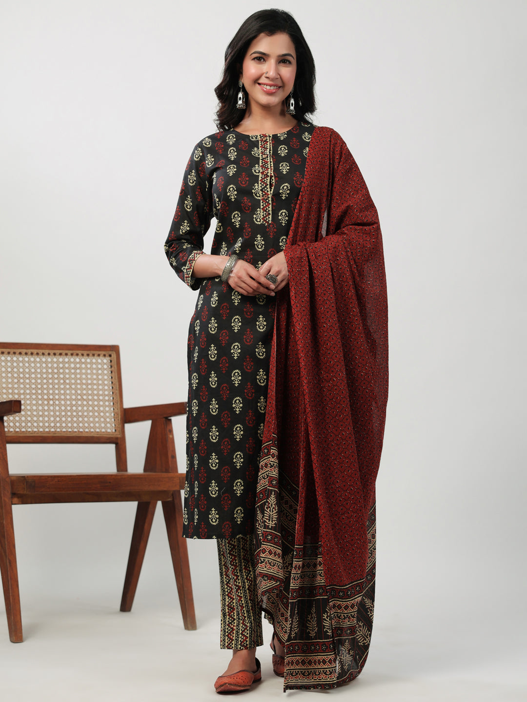 Janasya Straight Cambric Black Ethnic Motifs Round Neck Set - Swadesiicart