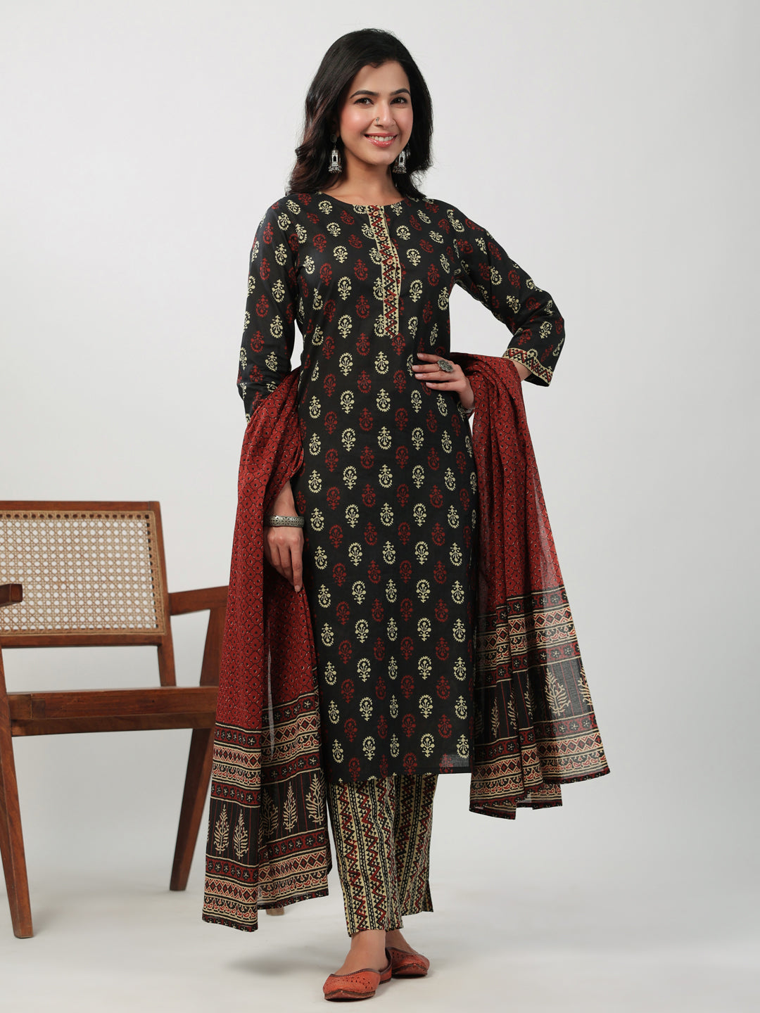 Janasya Black Cambric Ethnic Motifs Set | Swadesiicart