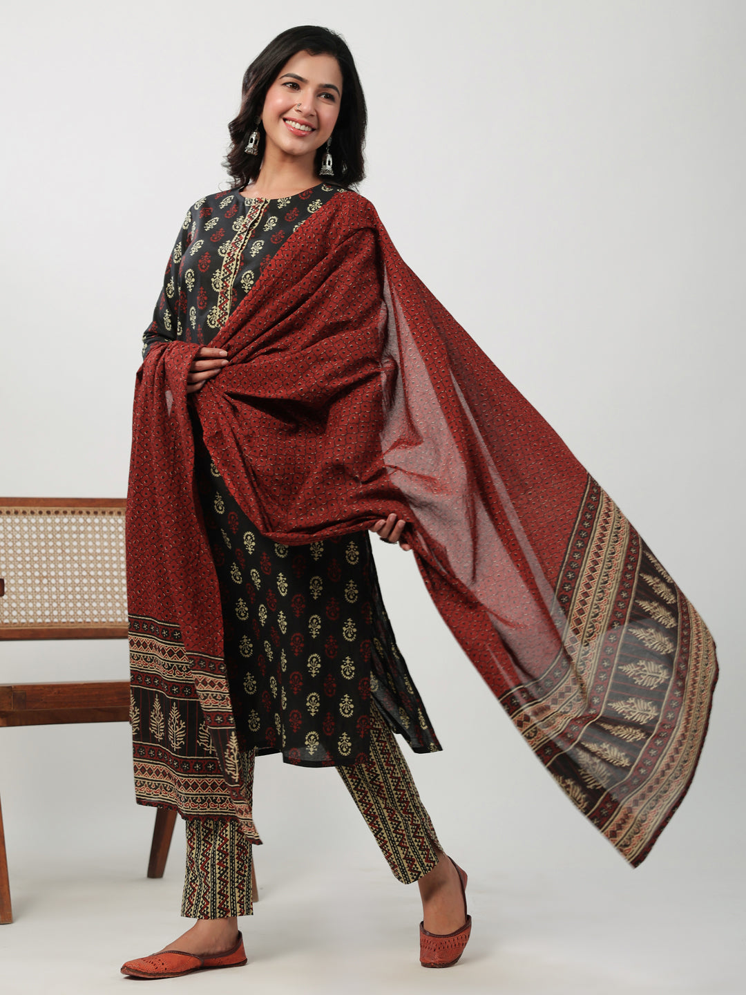 Janasya Straight Cambric Black Ethnic Motifs Round Neck Set - Swadesiicart