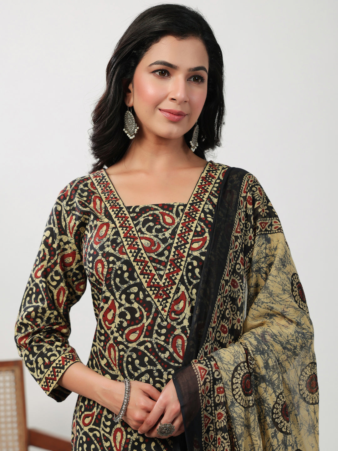 Janasya Straight Cambric Black Batik V-Neck Set | Swadesiicart