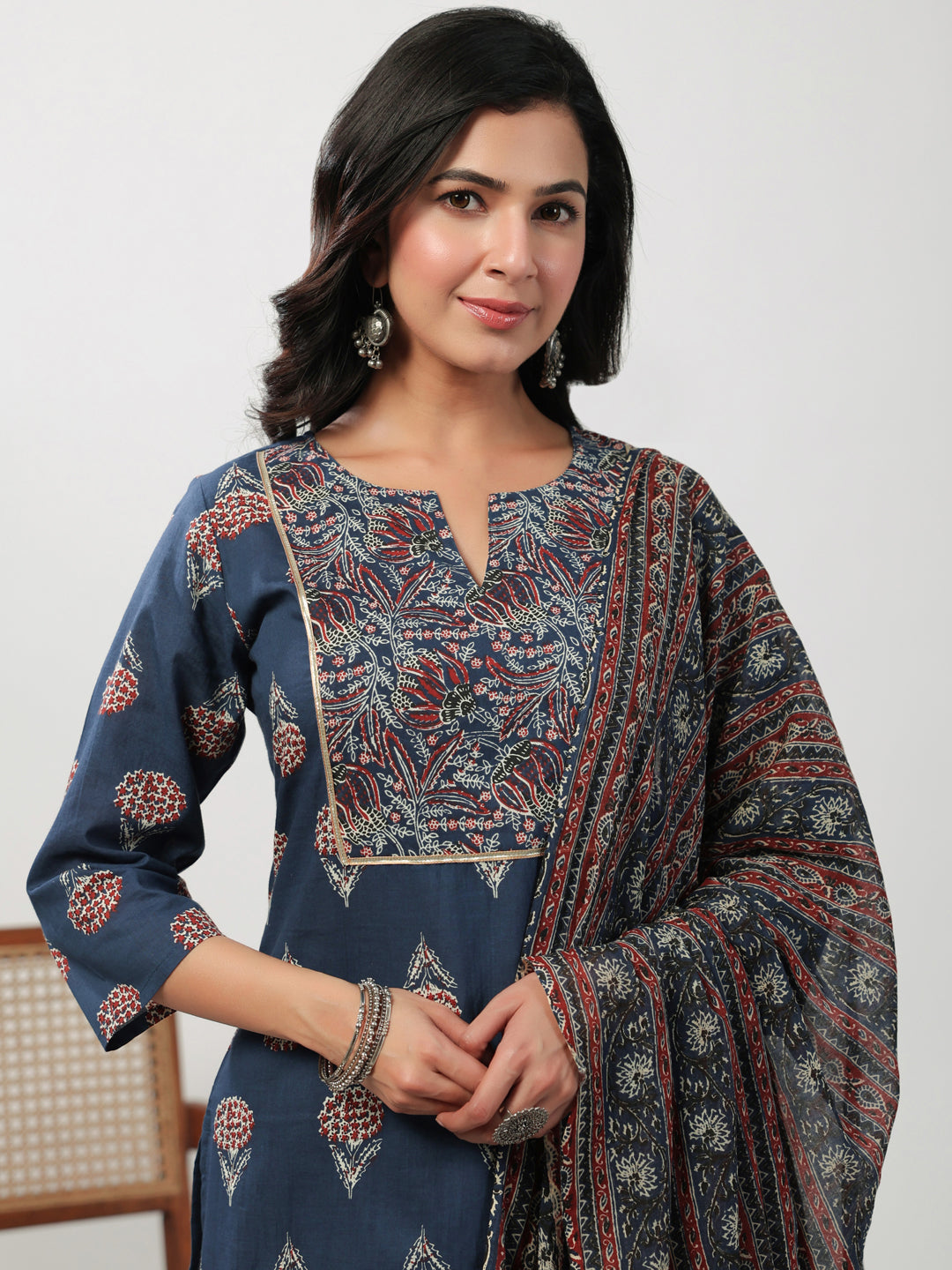 Janasya Regular Cambric Indigo Floral Notch Neck Kurta Set | Swadesiicart