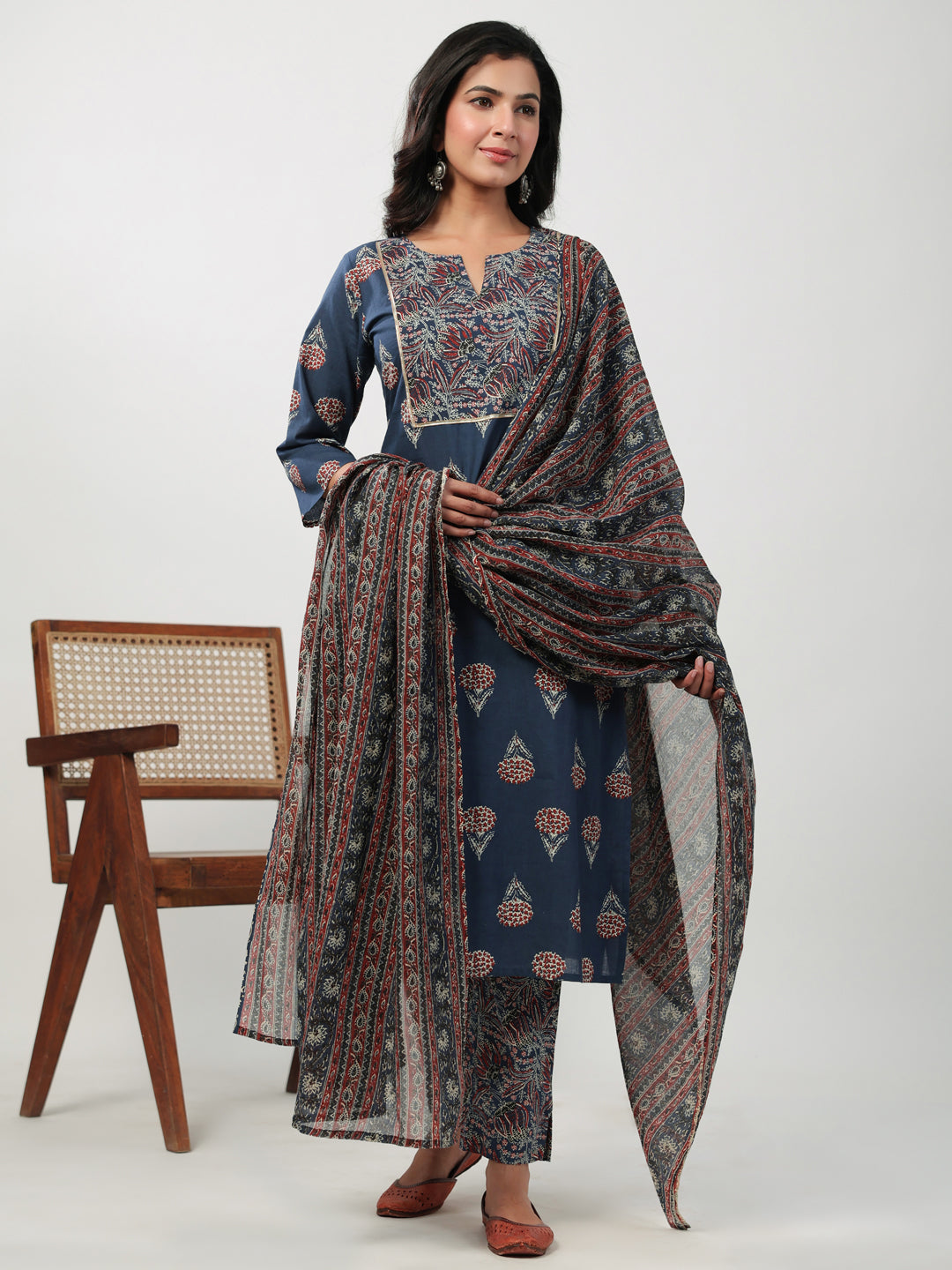 Janasya Regular Cambric Indigo Floral Notch Neck Kurta Set | Swadesiicart