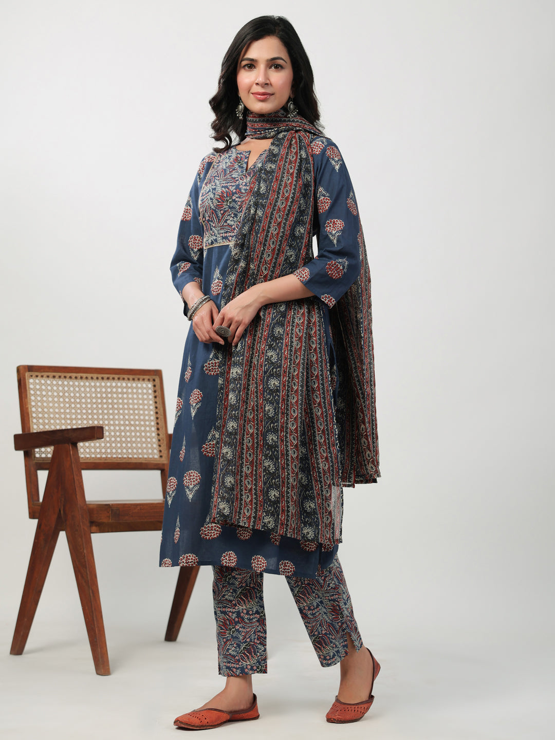 Janasya Regular Cambric Indigo Floral Notch Neck Kurta Set | Swadesiicart