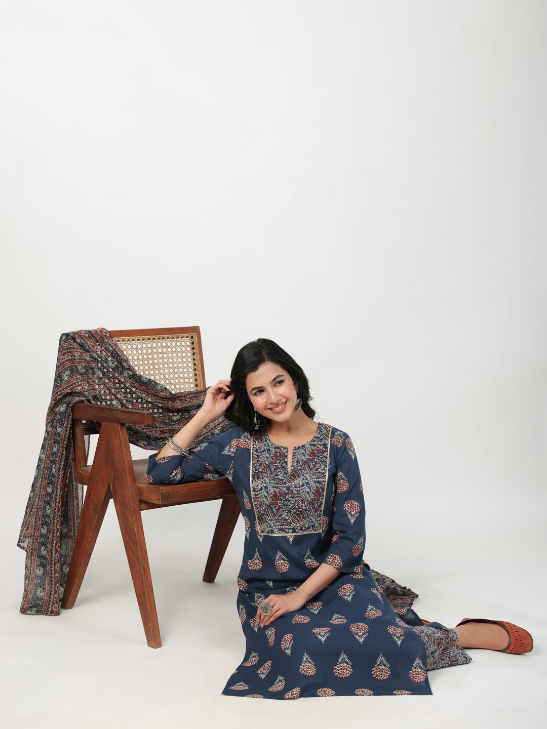 Janasya Regular Cambric Indigo Floral Notch Neck Kurta Set | Swadesiicart
