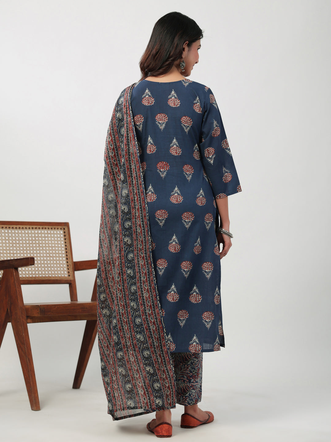 Janasya Regular Cambric Indigo Floral Notch Neck Kurta Set | Swadesiicart