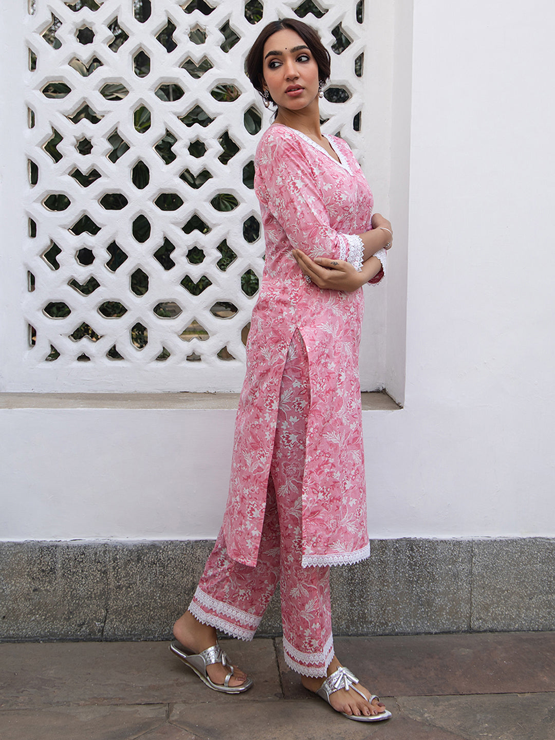 Janasya Regular Cambric Pink Floral V-Neck Kurta Set | Swadesiicart