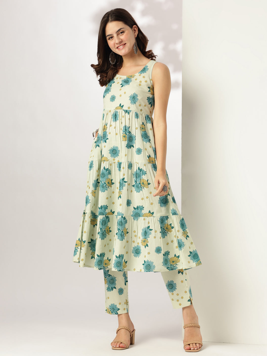 Janasya Light Cotton Floral Tiered Kurta Set | Swadesiicart