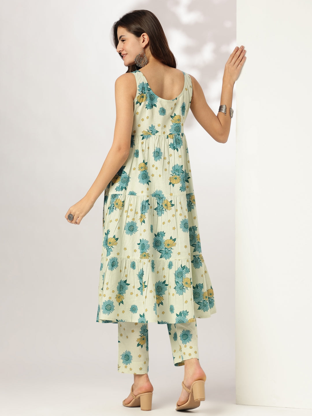 Janasya Light Cotton Floral Tiered Kurta Set | Swadesiicart